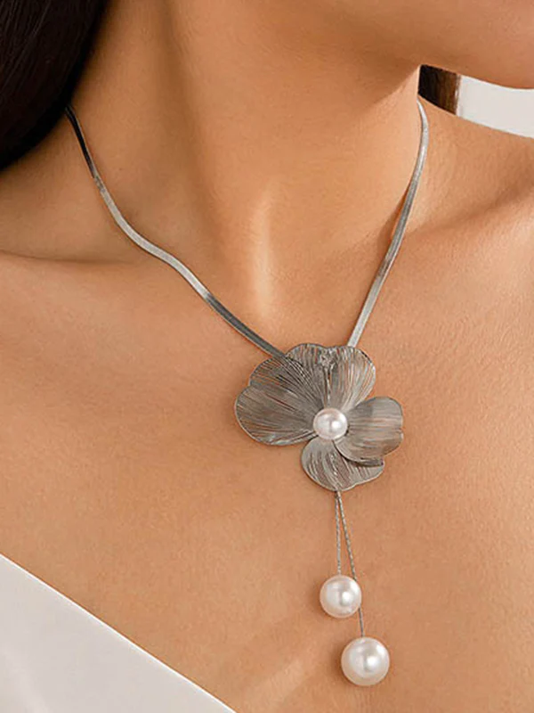 Beaded Flower Shape Earrings Accessories + Necklaces Accessories Three Pieces - Image 3
