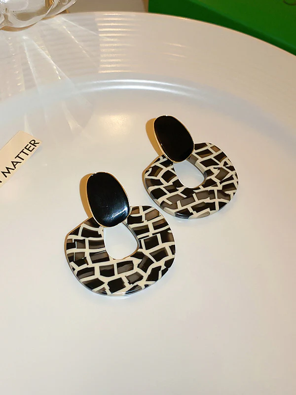 Contrast Color Geometric Drop Earrings - Image 3