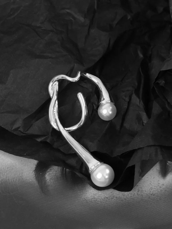 Normcore Asymmetric Geometric Ear Clip - Image 8