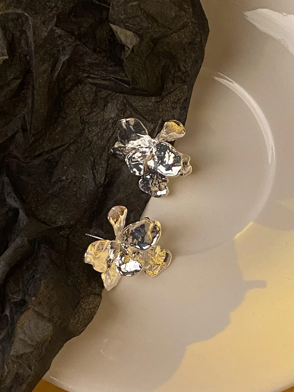 Normcore Three-Dimensional Silver Flower Shape Earrings - Image 4