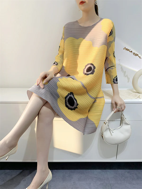 Original Three-Quarter Sleeves Loose Floral Printed Contrast Color Pleated Round-Neck Midi Dresses - Image 4
