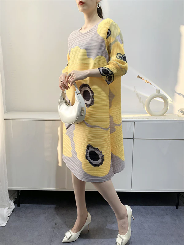 Original Three-Quarter Sleeves Loose Floral Printed Contrast Color Pleated Round-Neck Midi Dresses - Image 5