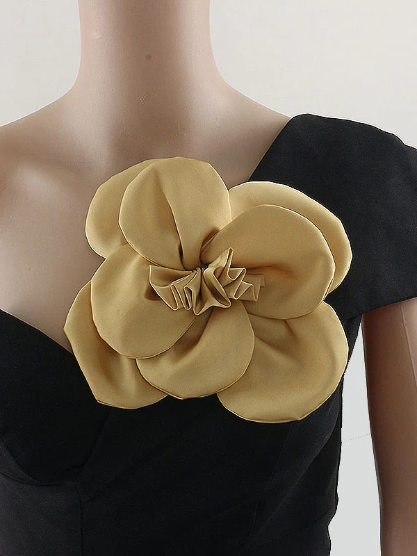 Three-Dimensional Flower Brooch Accessories - Image 2